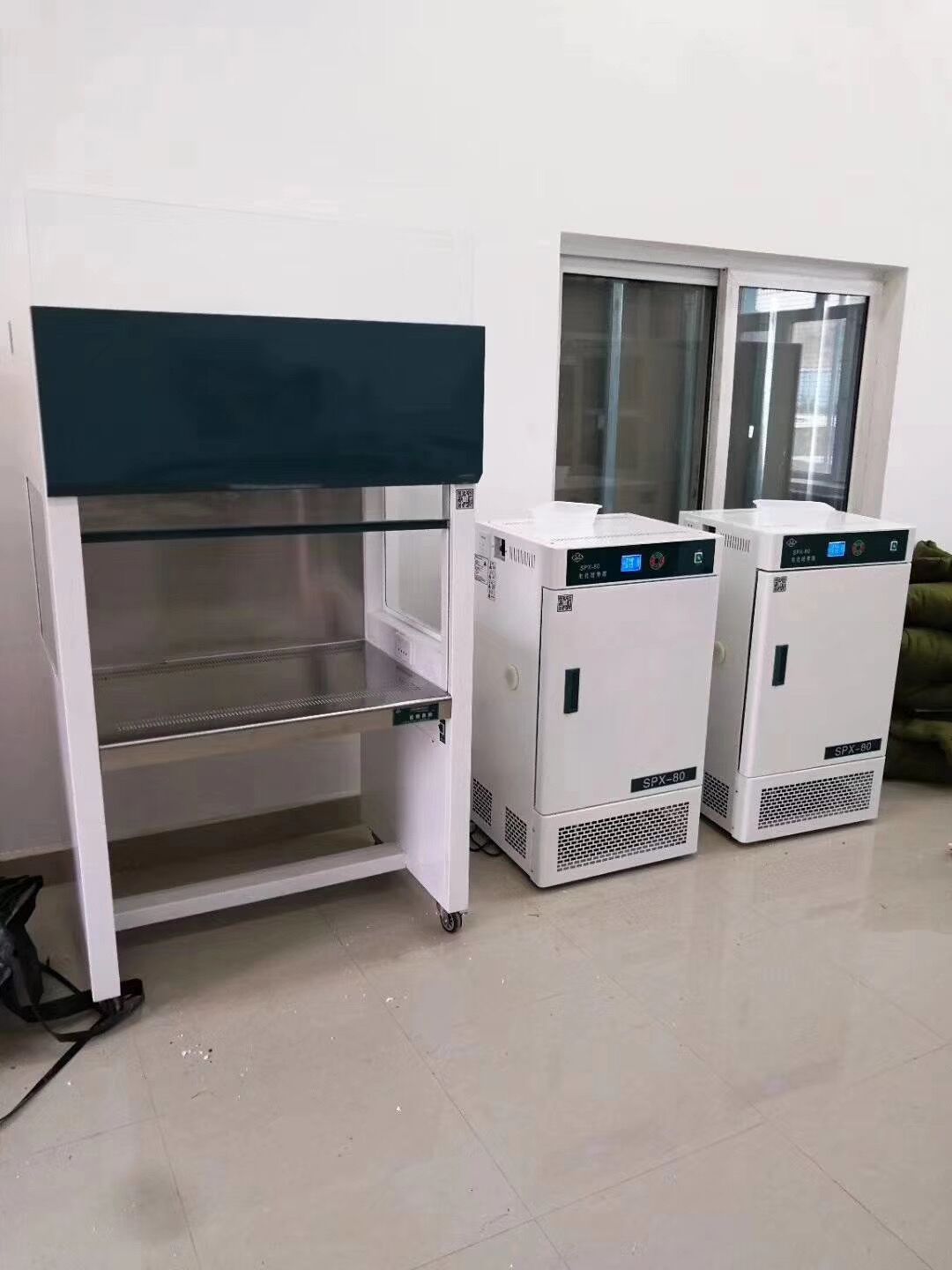 Laboratóriumi függőleges és vízszintes levegőellátó osztály 100 lamináris áramlási szekrény